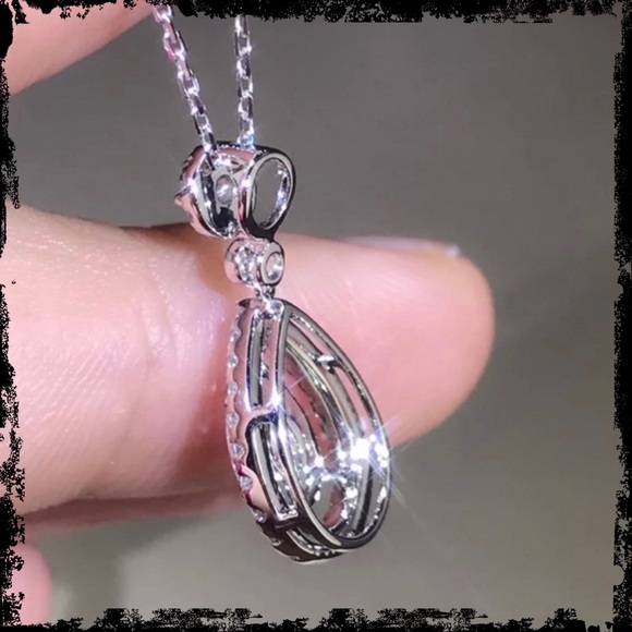 😍🥰Stunningly Gorgeous Sparkling Water Drop Pendant - Picture 4 of 6